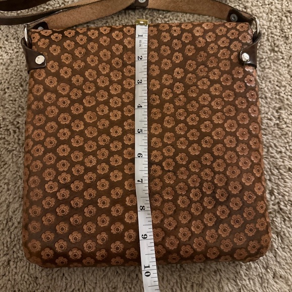 Beautiful Vintage Leather Saddle Purse With Flower design - Picture 5 of 9